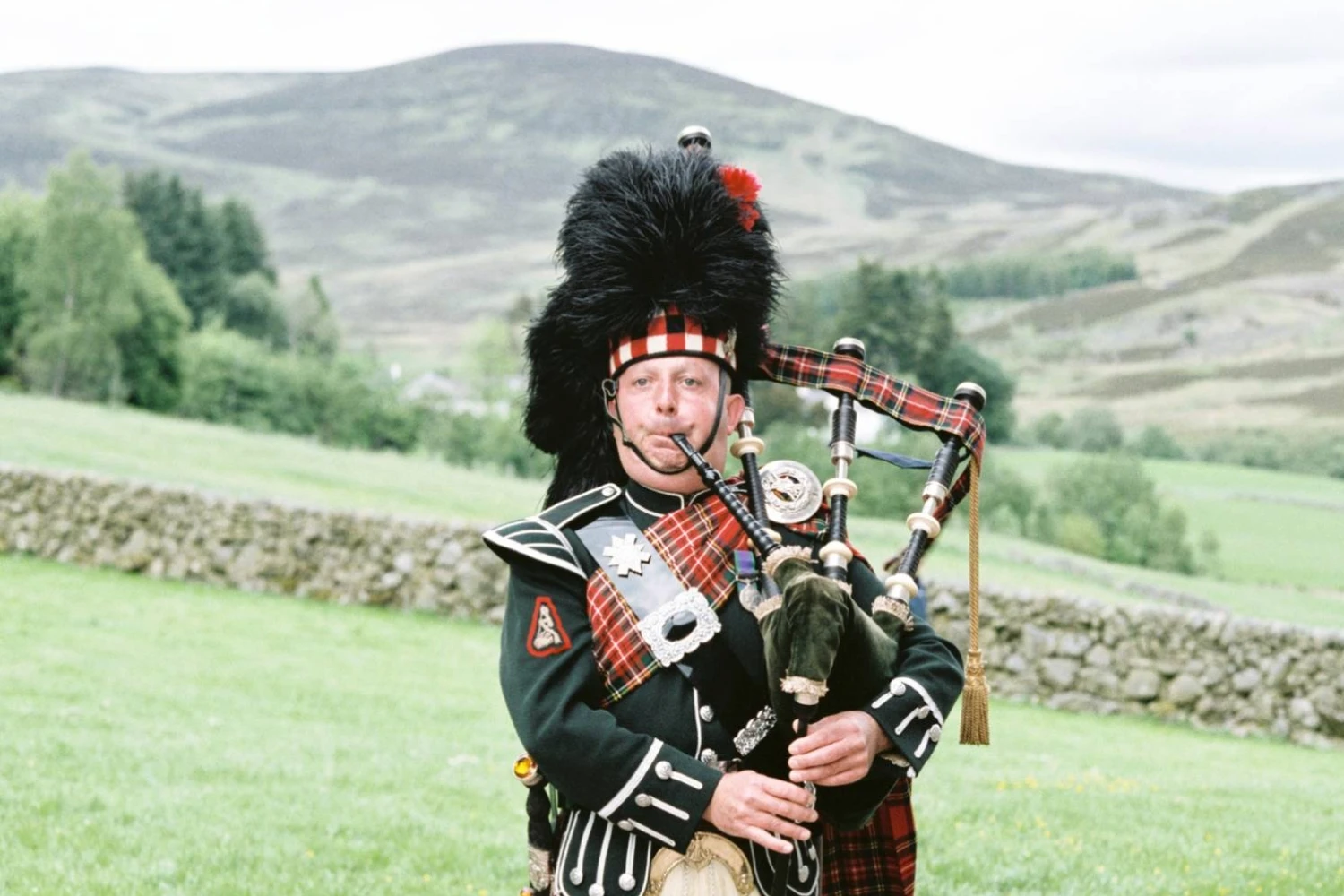 Forter Castle - Luxury Accommodation - Highlands - Services - Bagpiper