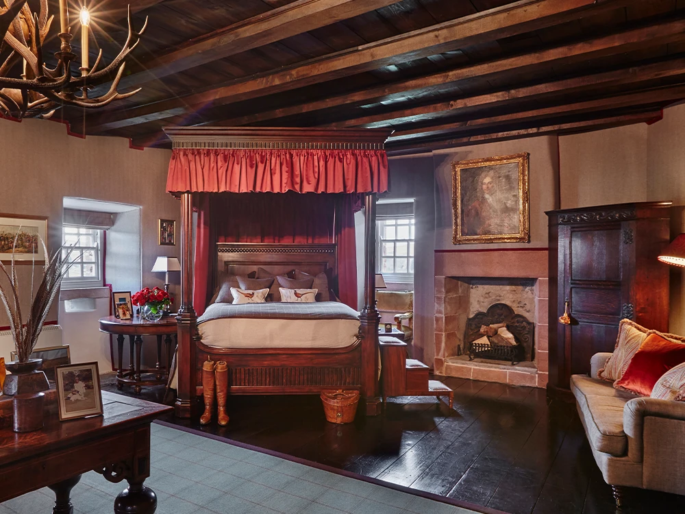 Beautiful historic bedroom in Forter Castle you Highlands retreat